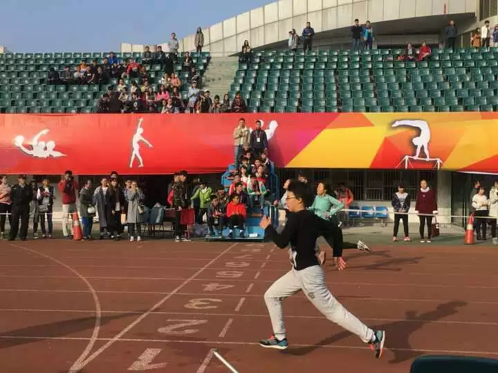 银娱GEG优越会本科生在女子100米比赛中全力冲刺