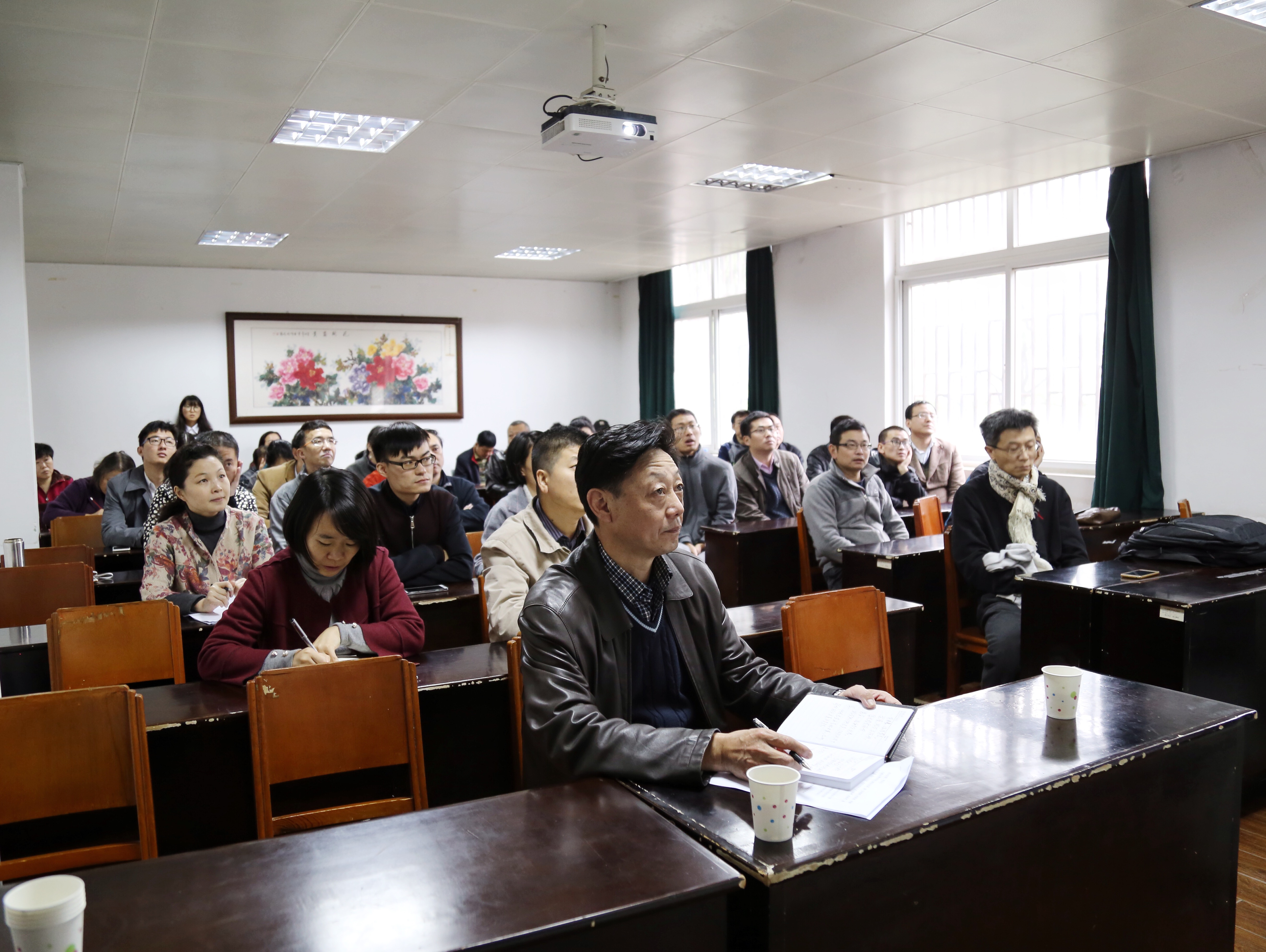 我院教职工认真聆听报告