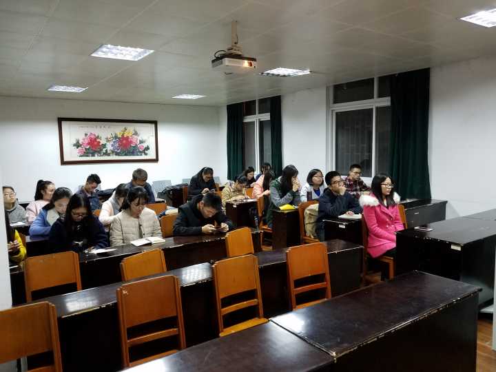 银娱GEG优越会团委各成员认真开会